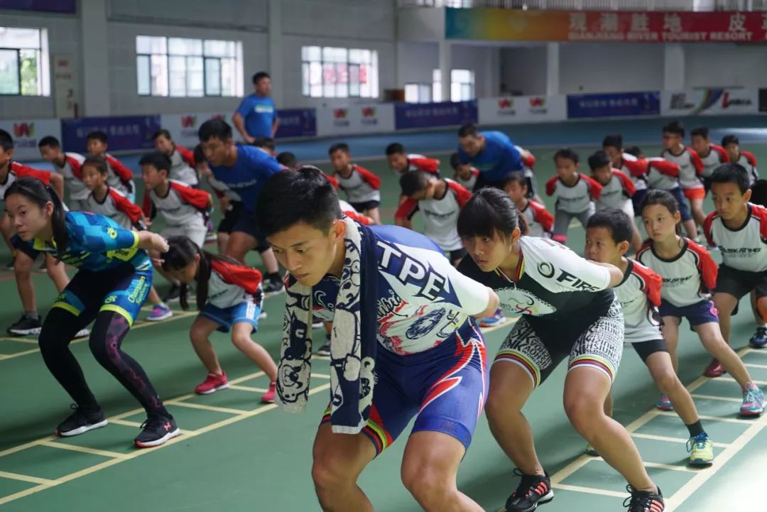 滑启2018黄锦龙速滑冠军训练营进行中！